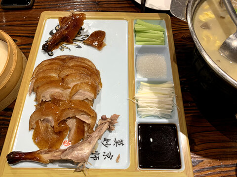 烤鸭最新装盘,一盘美食背后的温馨故事