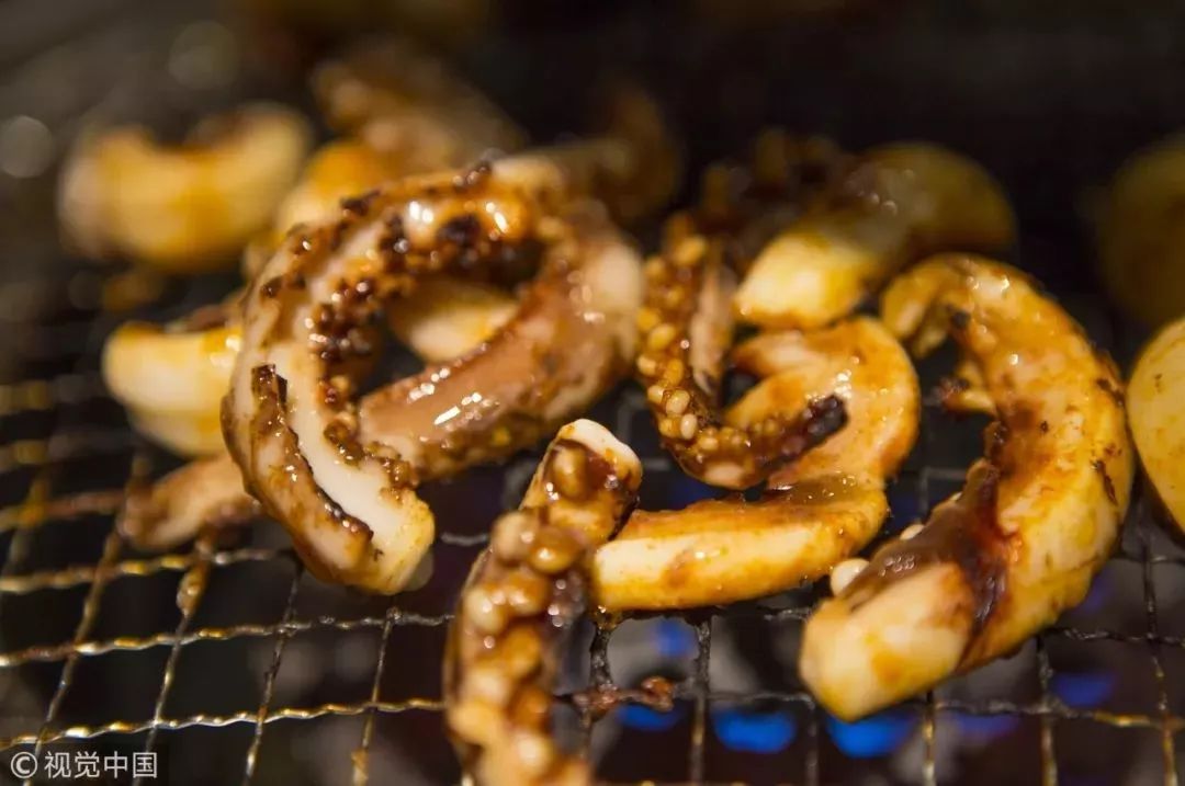 最新铁板烤肠，美味风味小吃，让人垂涎欲滴！