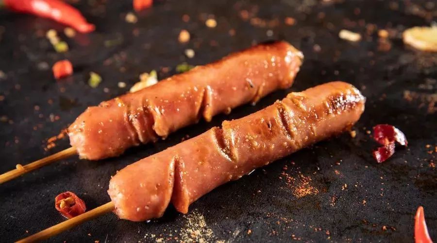 最新铁板烤肠,美味风味小吃,让人垂涎欲滴!