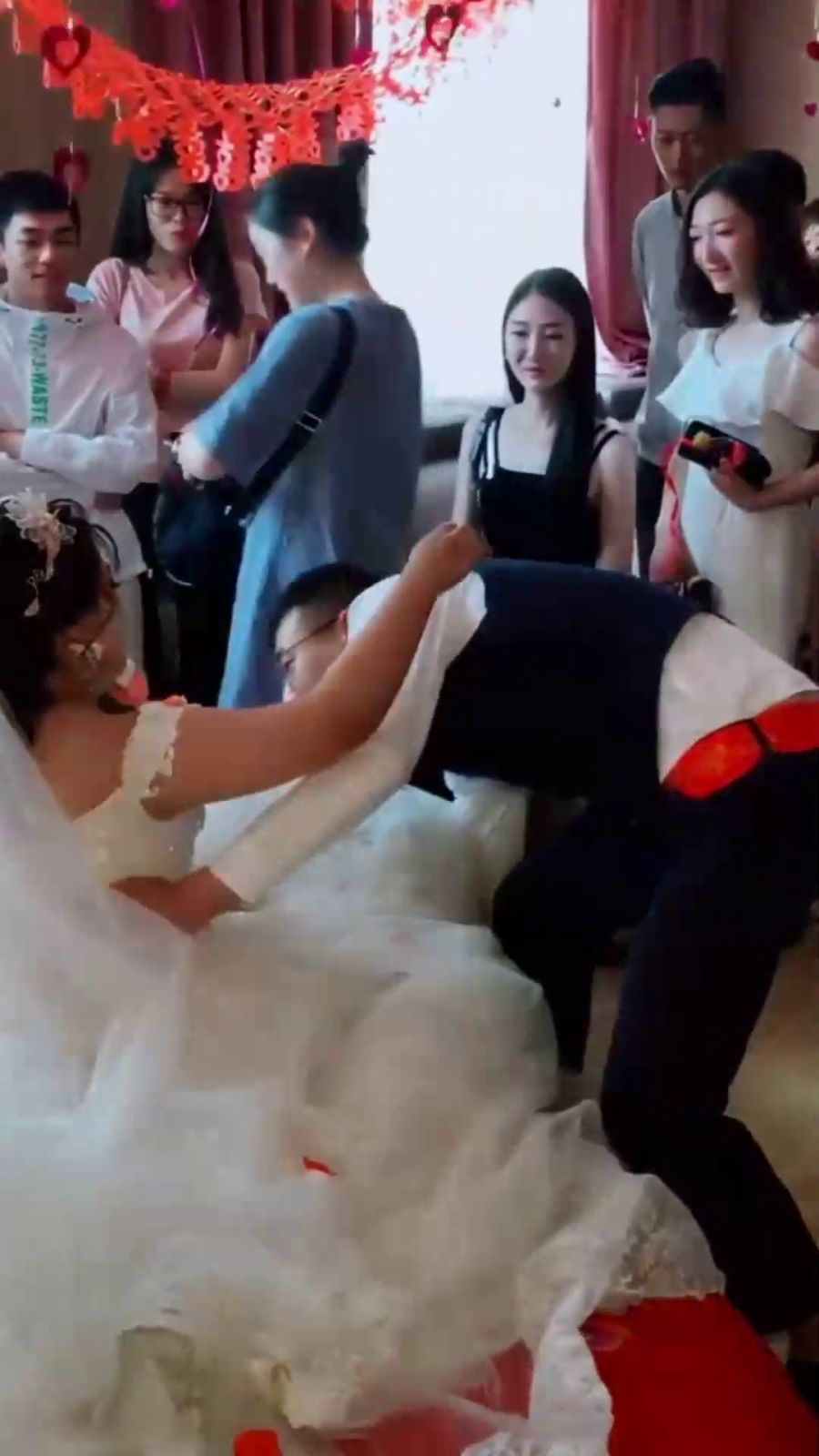 小巷深处的独特婚礼宝藏,最新新娘视频大放送