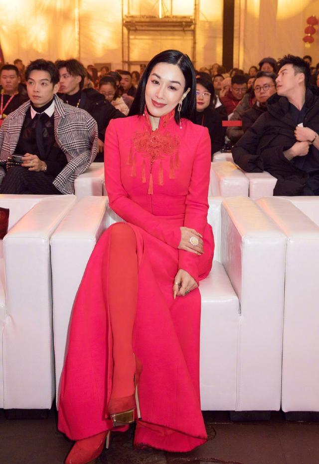 钟丽缇最新活动亮相，丝袜魅力展现变化之美与自信之光