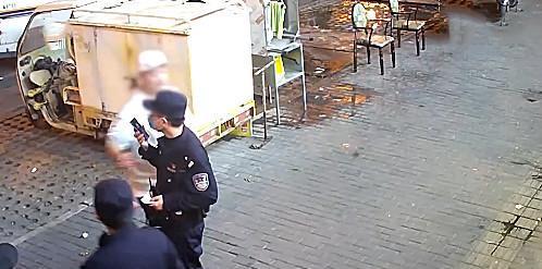 抱摔民警事件,理解与反思的维度分析