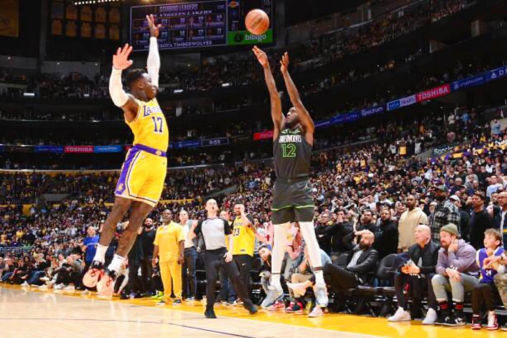 湖人队胜利与挑战并存,最新新闻分析