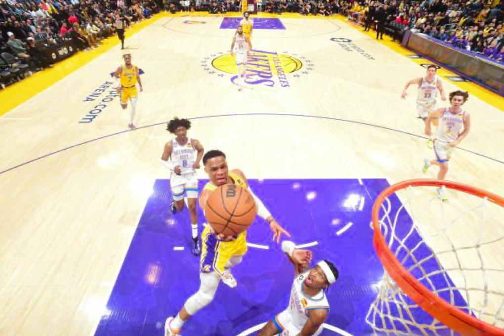 湖人队胜利与挑战并存,最新新闻分析