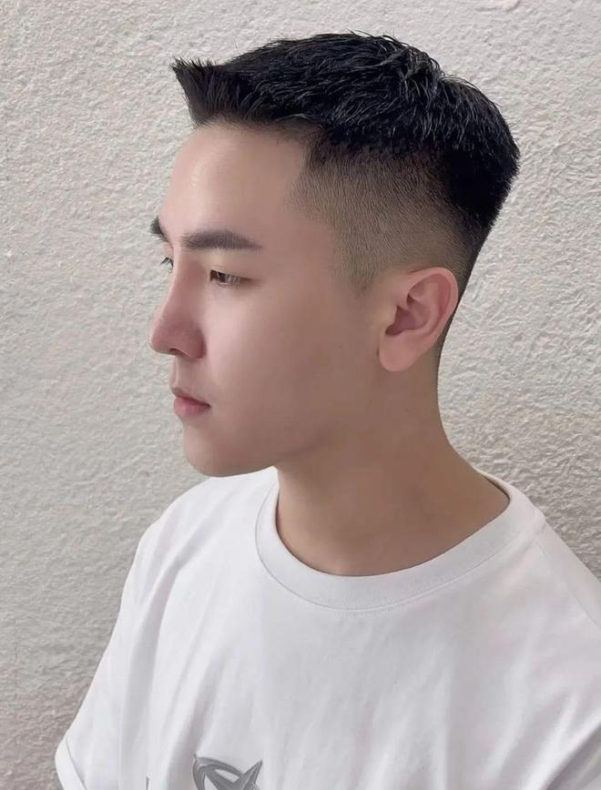 最新潮流男头型探索,自然美景之旅与内心平和的追求