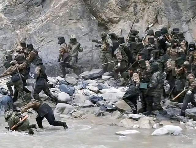 中印友谊日下的温馨日常故事,战争与和平的交织