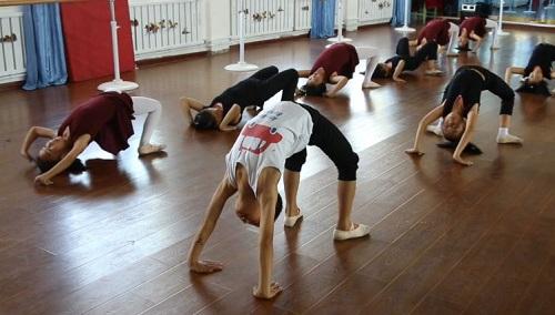 西部创业股票最新消息解析,个人观点分析与影响探讨