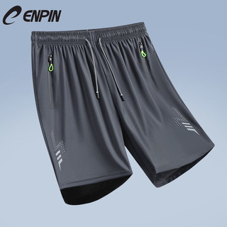 最新短裤男，小巷深处的时尚探索