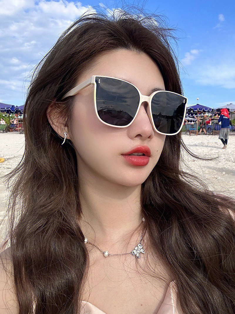 最新墨镜女，时尚之选还是个性展现？