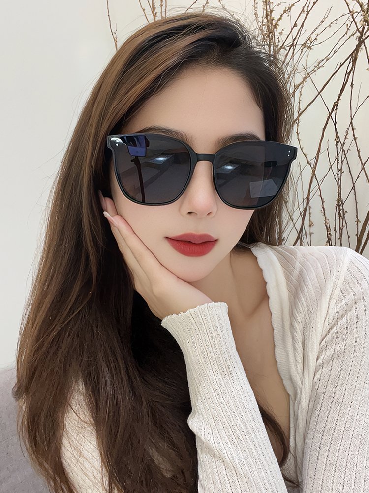 最新墨镜女,时尚之选还是个性展现?