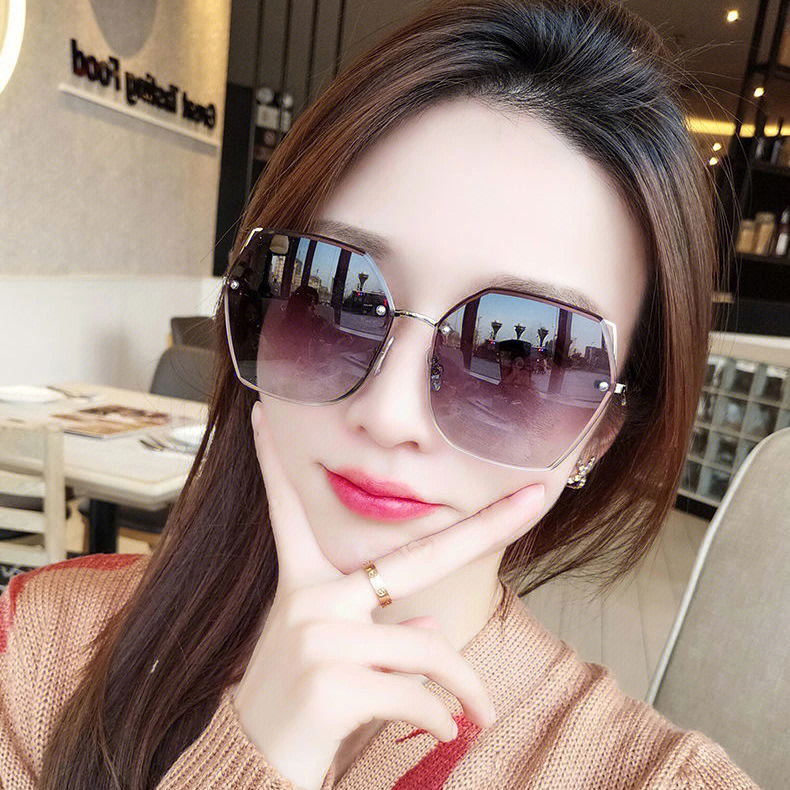 最新墨镜女,时尚之选还是个性展现?