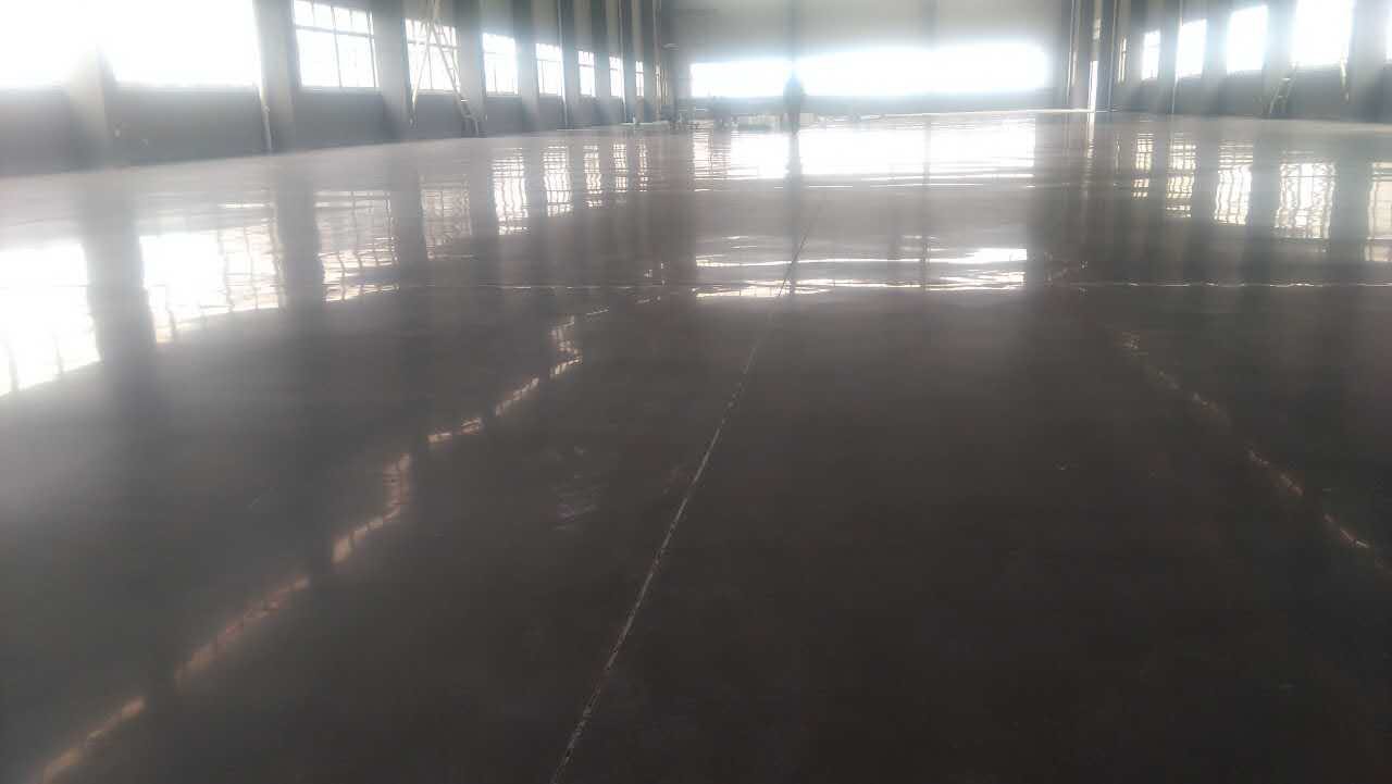 水泥灰小巷深处的特色小店探秘