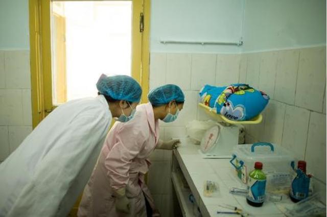 出生斤两最新趣事，笑料与温情并存的瞬间