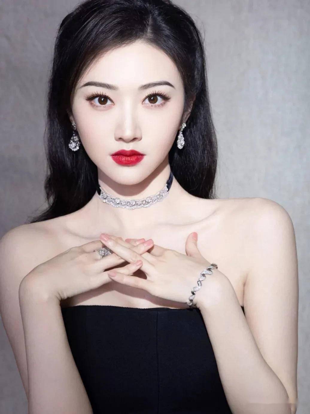 香芸锁骨新风尚,友情与温馨的锁骨日常