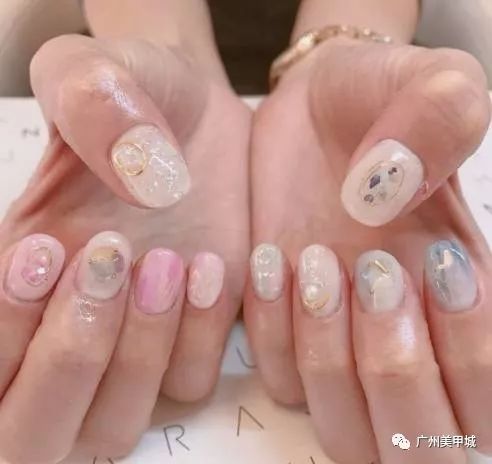 最新美甲秋冬流行趋势,色彩之爱,陪伴之暖