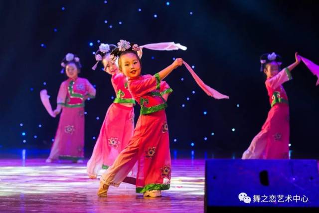 幼儿花环舞蹈新视频,幼儿花环舞蹈新视频,绽放的童真之美