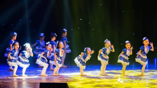 幼儿花环舞蹈新视频,幼儿花环舞蹈新视频,绽放的童真之美