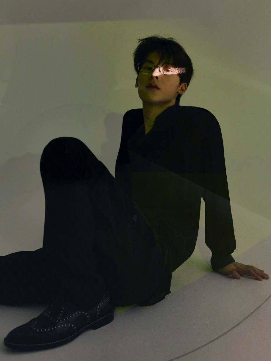 易烊千玺最新黑白照，时尚魅力的独特展现风采