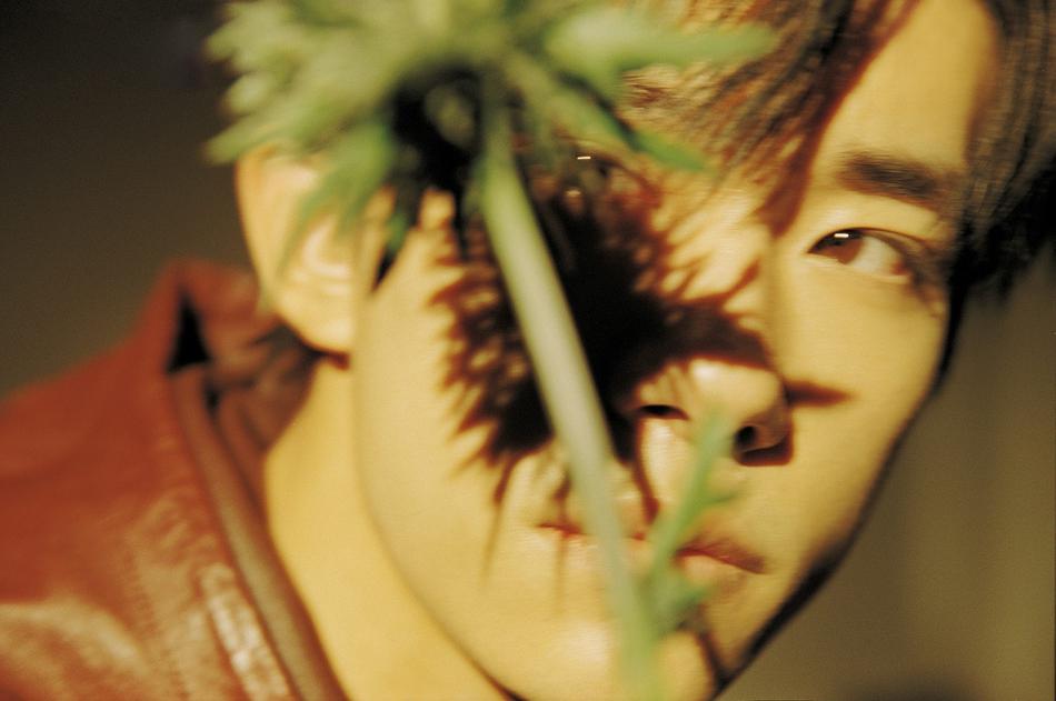 易烊千玺最新黑白照,时尚魅力的独特展现风采