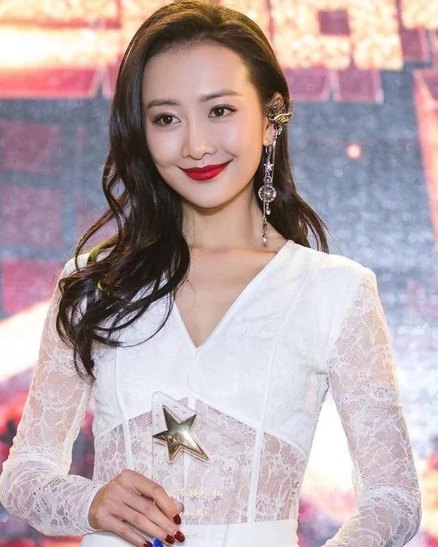 王鸥最新男人装杂志,小巷深处的独特风尚之美