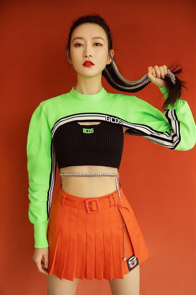 王鸥最新男人装杂志,小巷深处的独特风尚之美