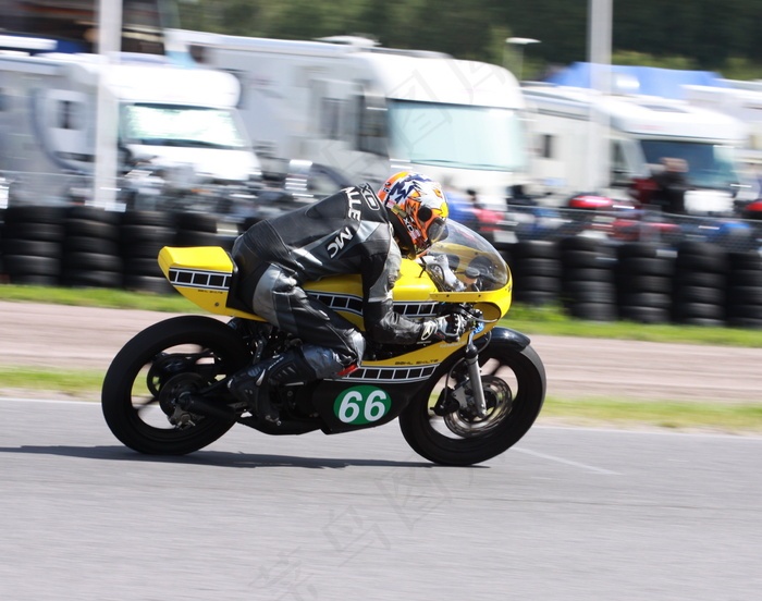 摩托赛车比赛的温馨日常风采