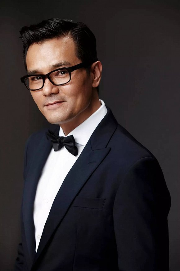 台湾老牌男明星引领科技潮流，探索高科技产品的魅力之旅