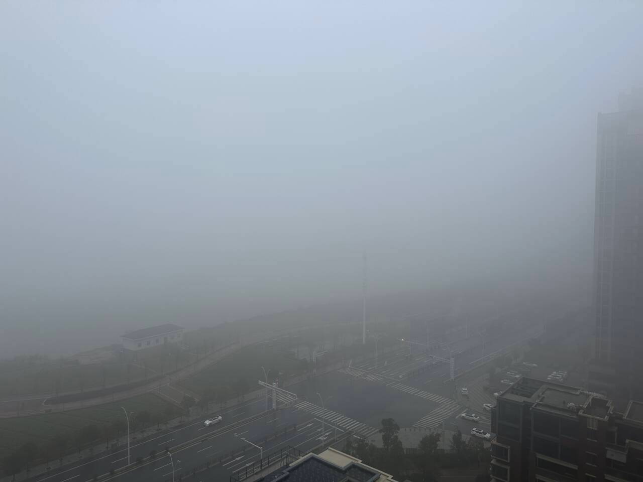 大雾预警发布，雾霾天气下的健康与安全应对策略