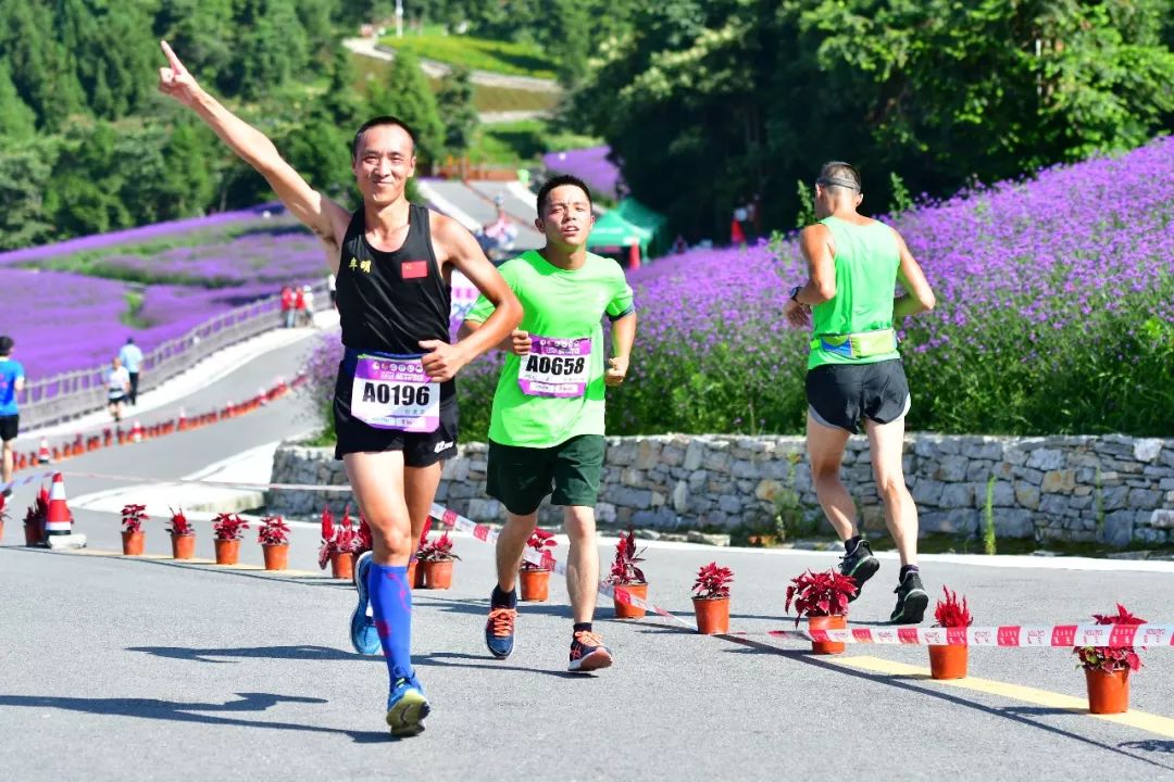 马拉松比赛画画的艺术，一笔一画展现自信与成就