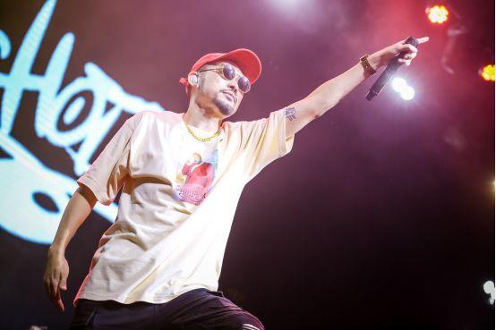 最新华语明星街头风采，巷弄深处的璀璨星辰亮相报道