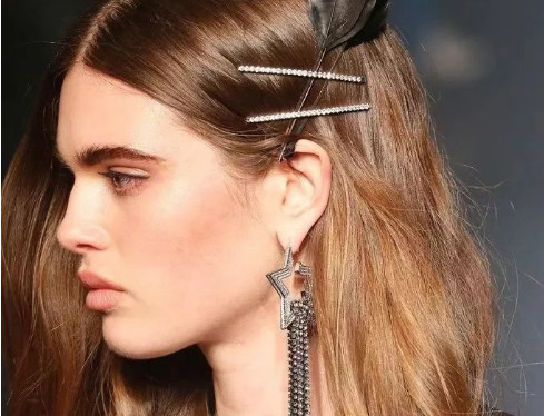 最新发卡人的背景、崛起及其在时代中的位置分析