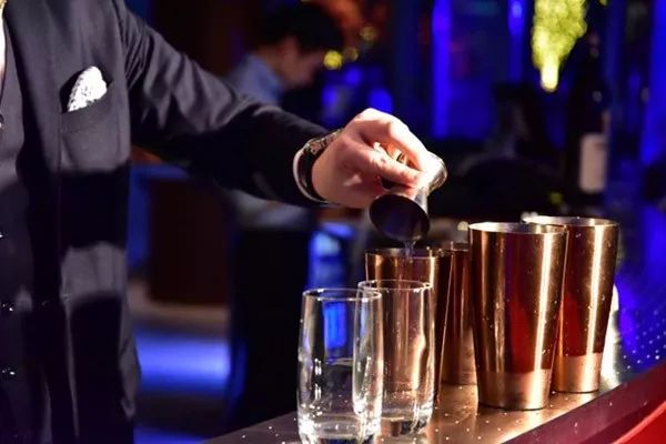 调酒比赛炫技狂欢，酒艺之星的角逐盛宴！