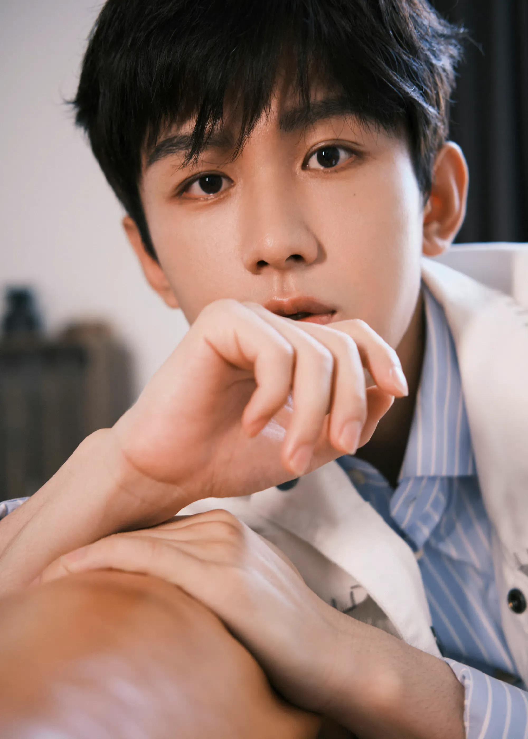 最美的男明星，星光下的温馨日常风采展示