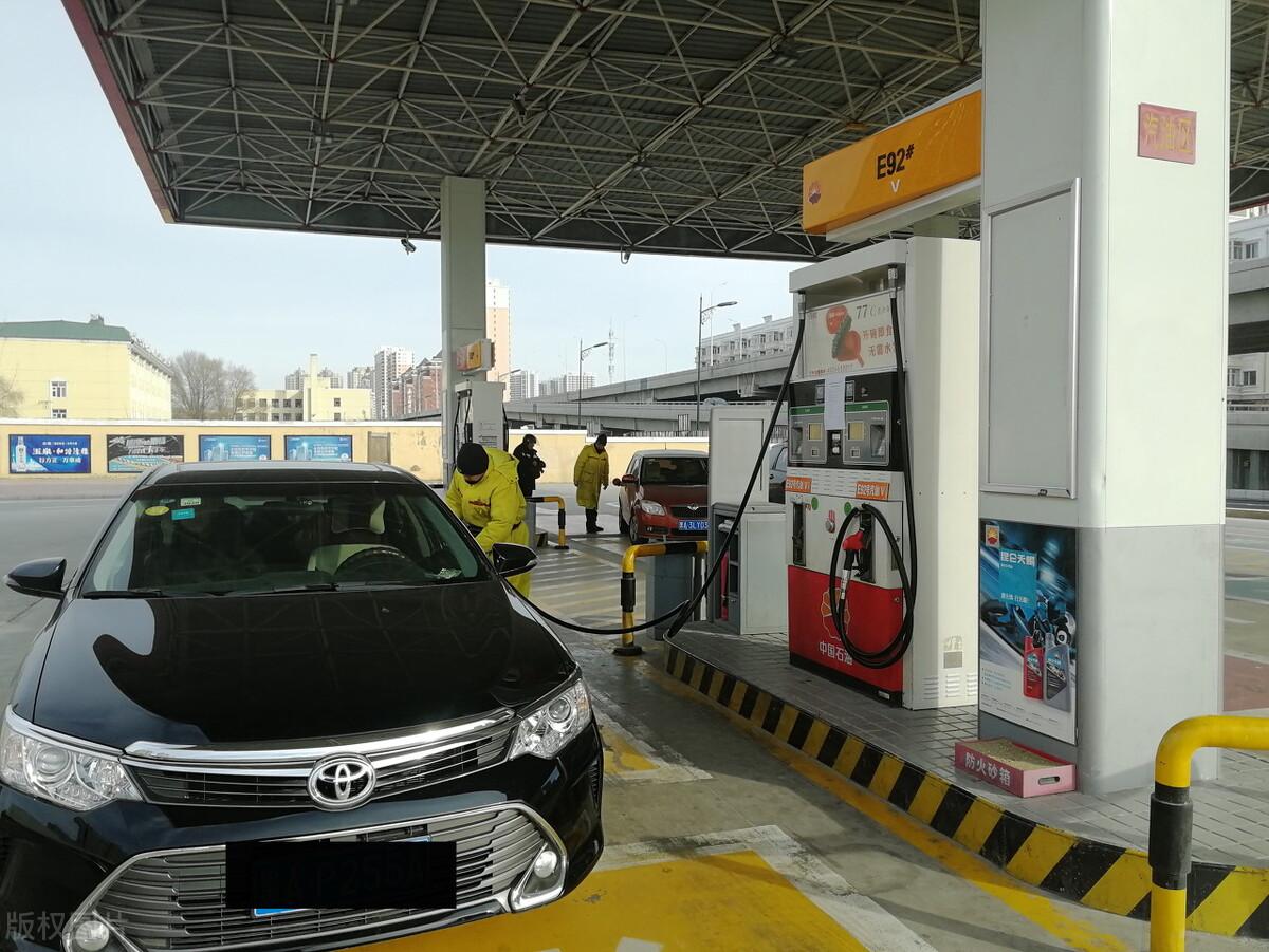 明日油价动态与小巷深处的特色小店探秘