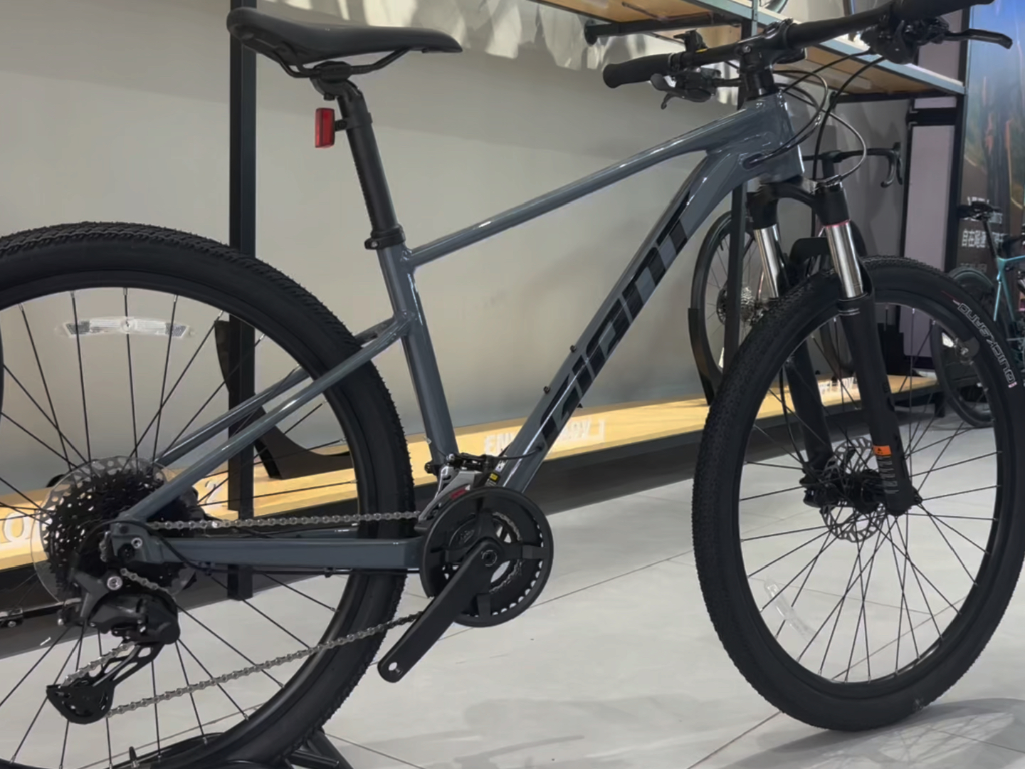 捷安特最新款自行车，驶向成功的自信成就之旅