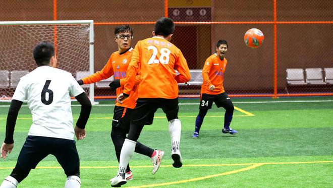 精彩足球比赛与小巷中的惊喜宝藏