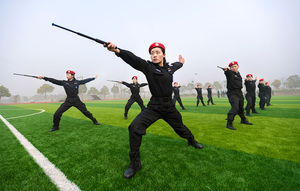 警棍术新篇与小巷深处的特色小店探秘之旅