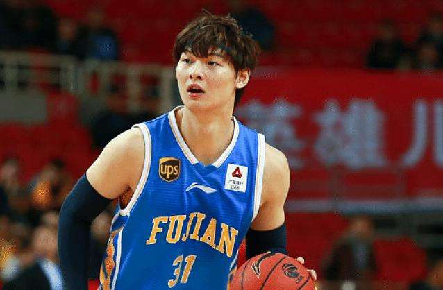 篮球新星王哲林最新动态，闪耀星辰继续闪耀