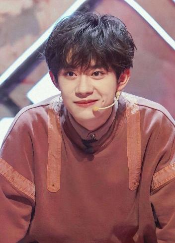 易烊千玺最新照片，偶像形象的多元展现风采