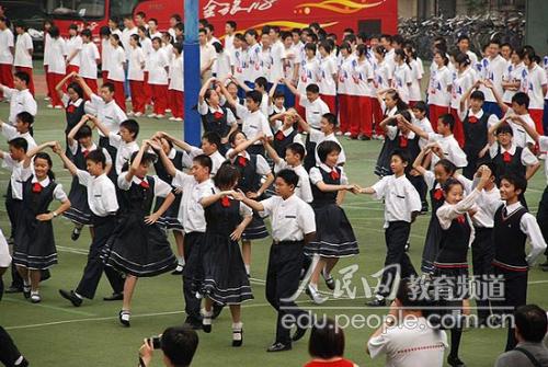 金卫小学集体舞比赛,自然美景中的鼓舞之旅