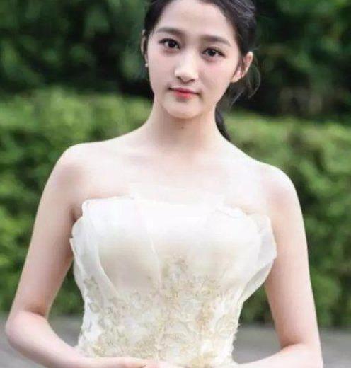 李文引领科技潮流,体验前沿高科技产品之旅