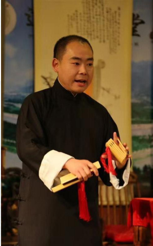 四川小品演员的温馨日常风采展示