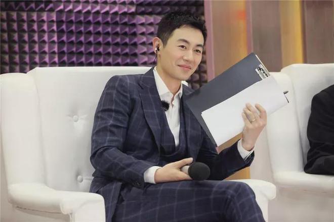 朱亚文演员，演艺魅力与隐藏小店的奇妙之旅