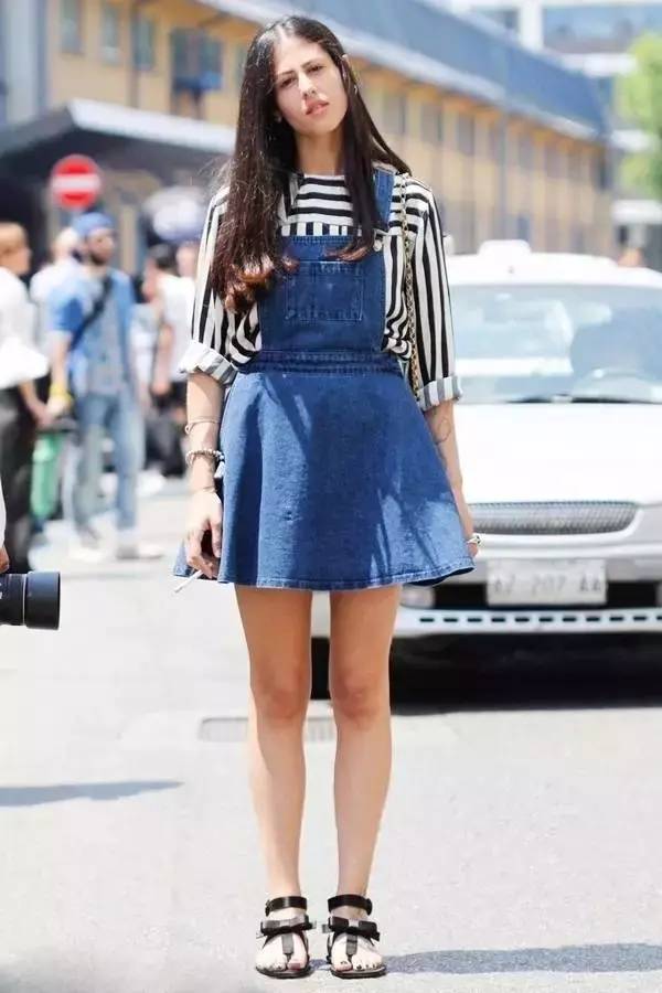 背带裙明星,爱的纽带与温馨日常的时尚展现