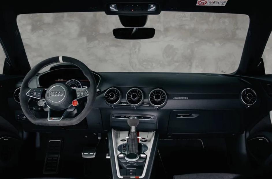 奥迪TTRS中国上市，探寻小巷独特风味与豪华汽车的碰撞