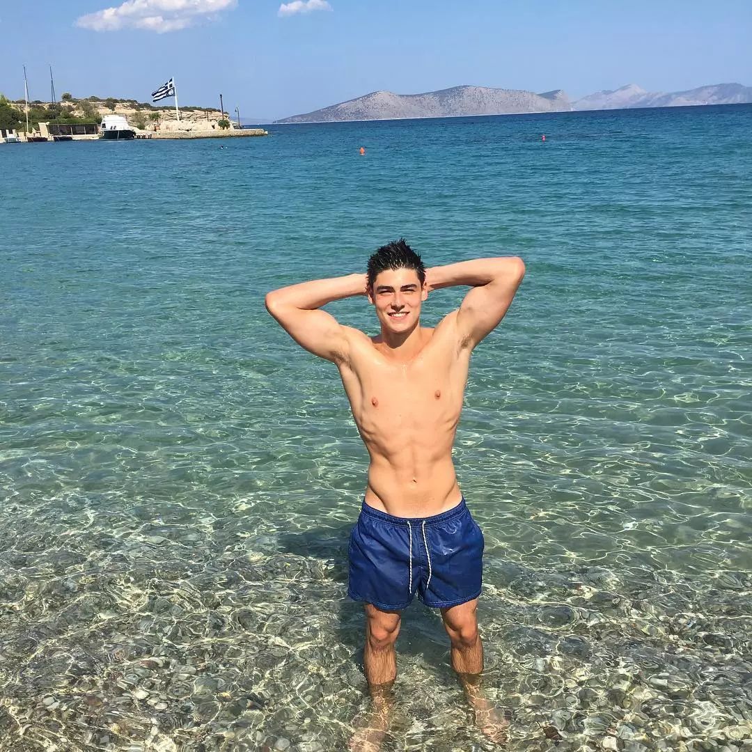 夏日最炫潮流指南,男模泳装最新展示!